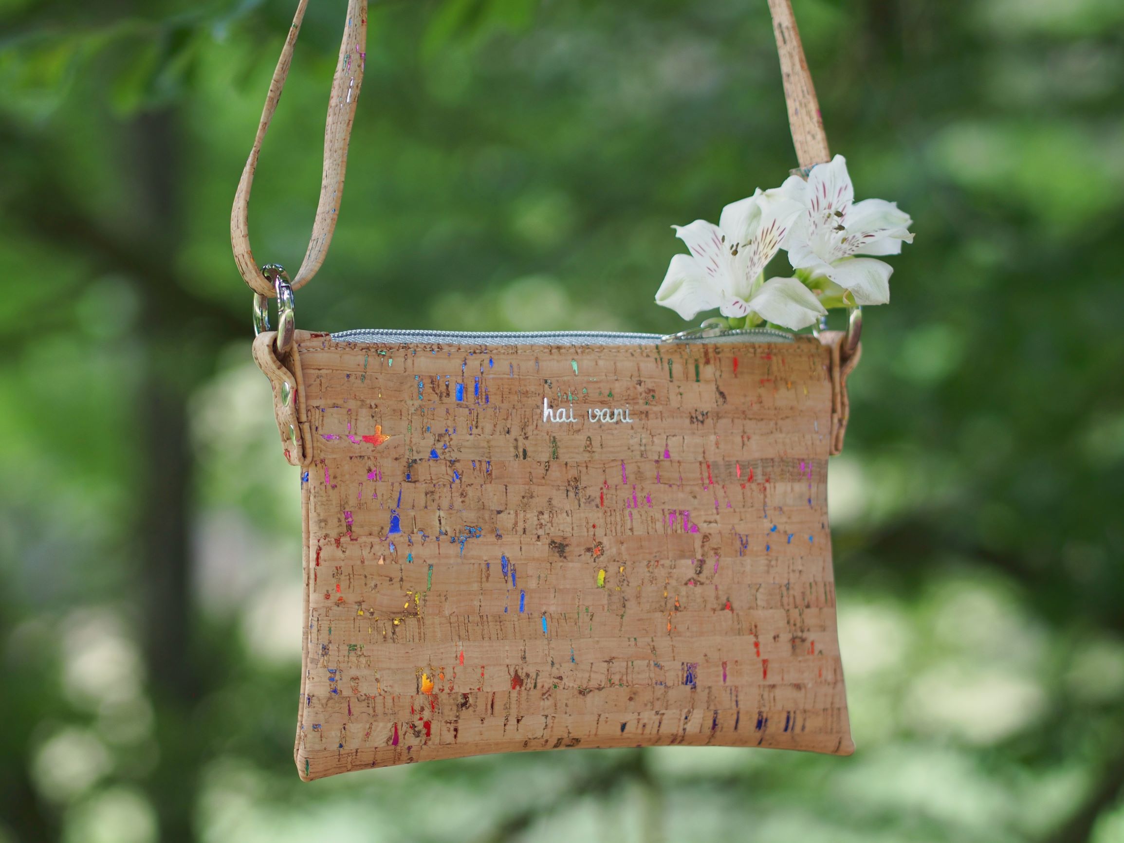 Umhängetasche Hoa Ly // Natur mit Regenbogen und Silber